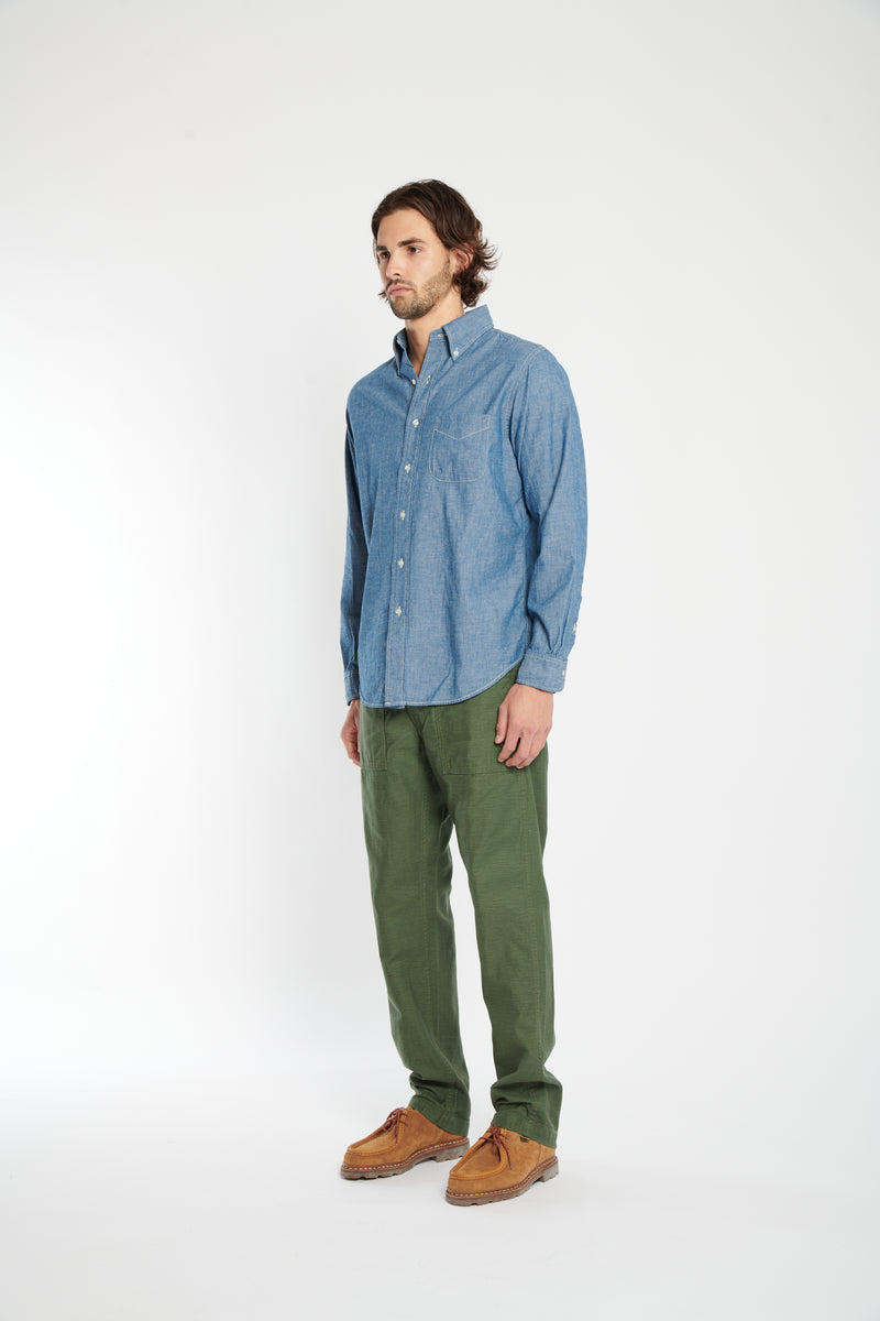 slim fit fatigue pants in army green.